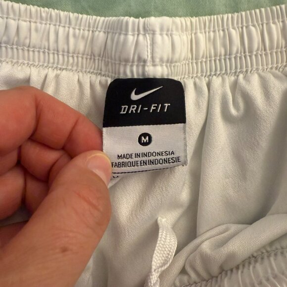 Nike Dri-fit 🏈 Iowa Hawkeyes 🏈 white & yellow running shorts - Picture 3 of 7